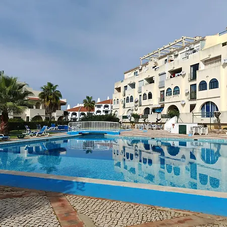 Oura Com Piscina E Vista Mar *