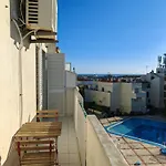 Oura Com Piscina E Vista Mar