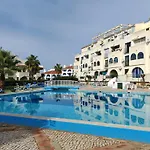 Oura Com Piscina E Vista Mar *