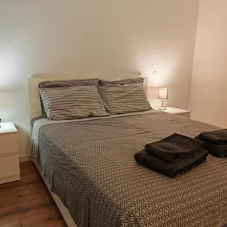 Oura Com Piscina E Vista Mar Apartman